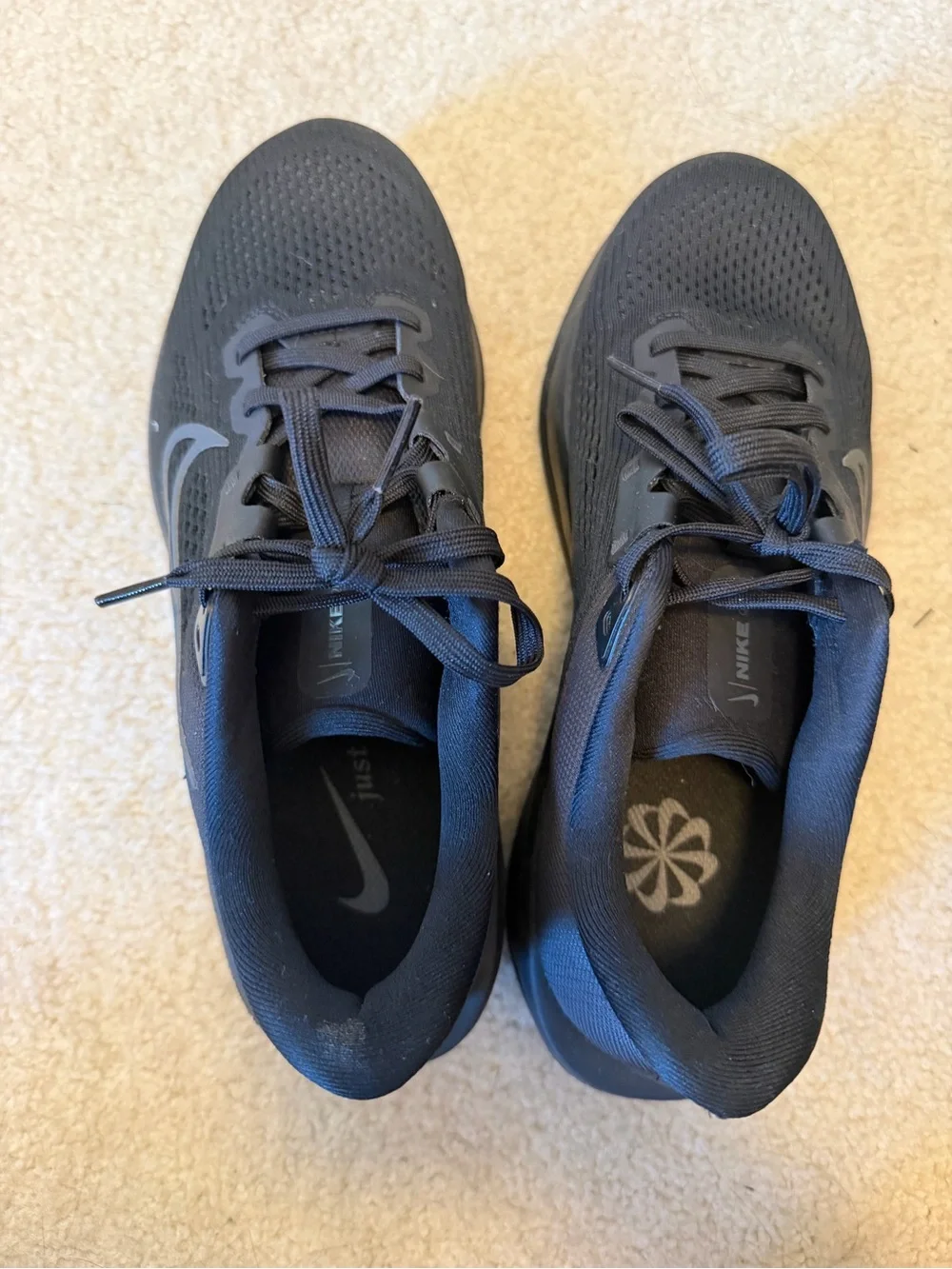 Nike Men’s Black Athletic Running Shoes with Gray Swoosh